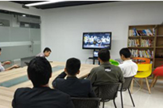 公司辦公室變身籃球場(chǎng) 員工專(zhuān)心看起NBA